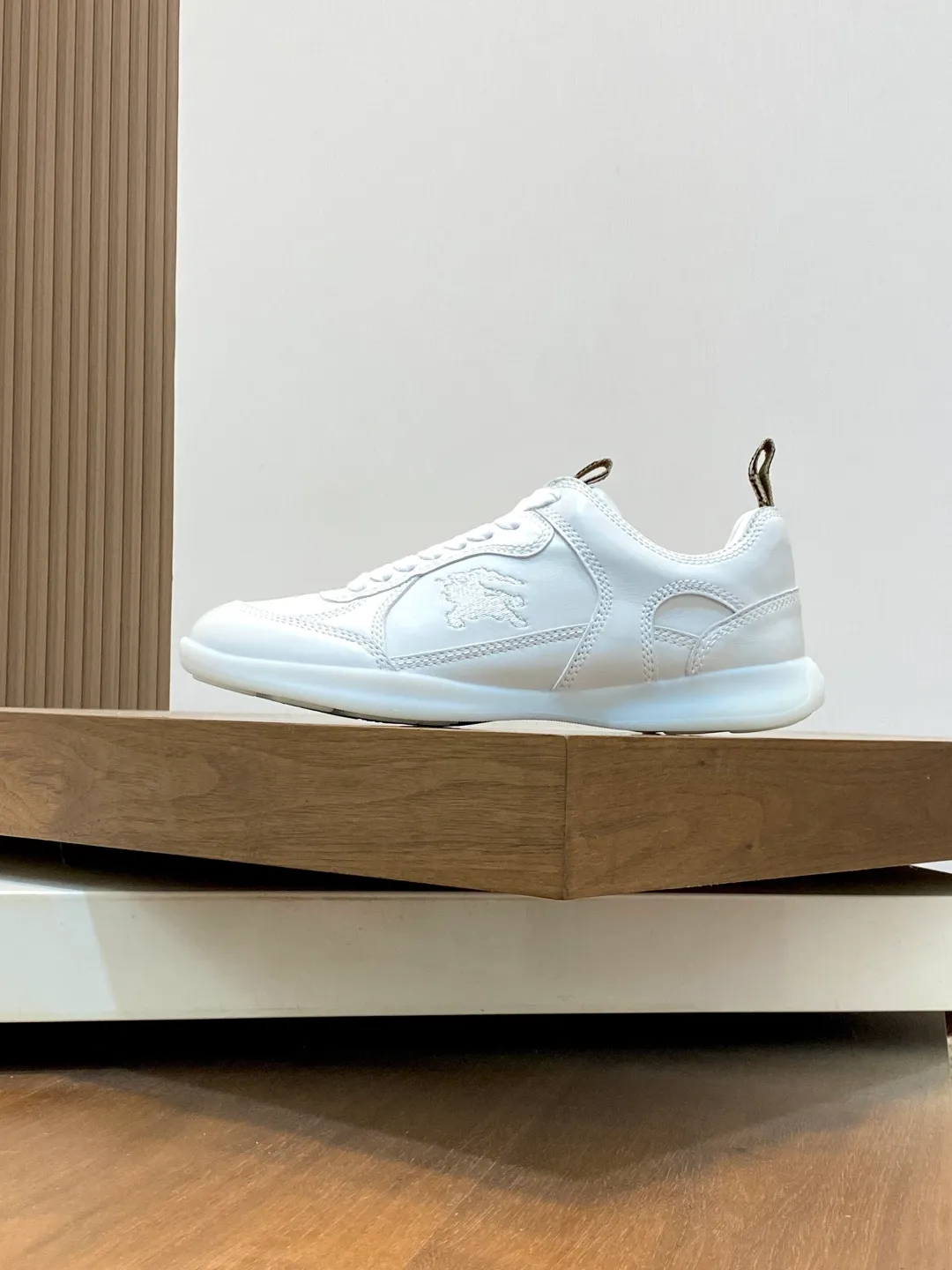 Men's men's shoes 💰660 𝐁𝐔𝐑𝐁𝐄𝐑𝐑𝐘# Burberry's new war horse plaid casual sneakers, new terrace casual sneakers·Burberry (Burberry) classic elements, super comfortable shoes··Knight blue non-slip soles. Finally I saw the latest diagonal checkered sneakers. The colors are really good-looking and can be matched with any way. Sneakers in cotton blend. Crafted in an Italian workshop, it features a worsted Burberry check pattern. Featuring a mesh lining and checkered laces, the rubber sole features the archive Burberry monogram. From Burberry's iconic collection, these wardrobe staples are interpreted with the brand's signature style. The round toe and tongue are embellished with the Equestrian Knight logo (EKD) label, leather insole, and the sole is embellished with the Burberry letter logo size: 38-44 (customized for 45 and 46)